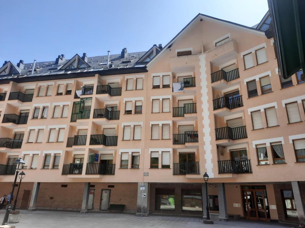 Acogedor y cálido apartamento con vistas a la montaña Canfranc Exterior foto