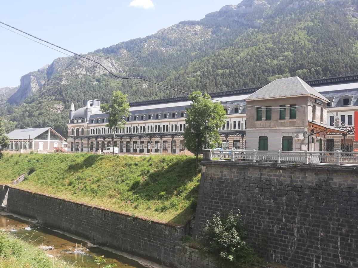 Acogedor y cálido apartamento con vistas a la montaña Canfranc Exterior foto